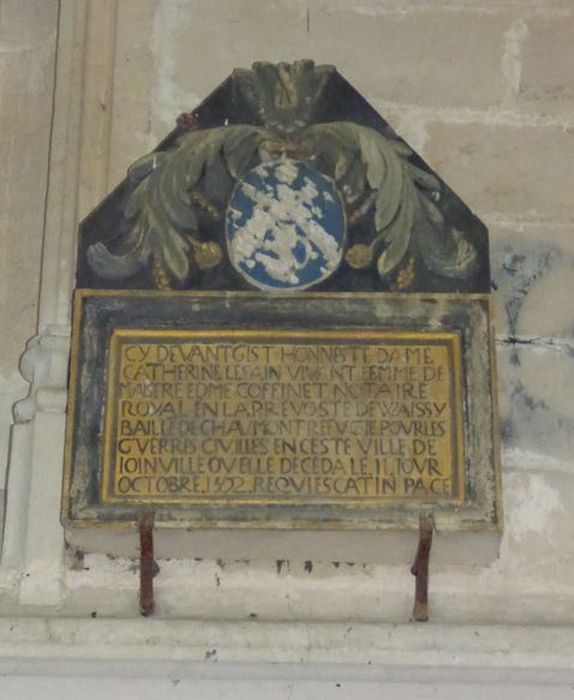 plaque funéraire : épitaphe de Dame Catherine Lesain, épouse de maître Edme Coffinet, notaire royal en la prévoté de Wassy, bailli de Chaumont