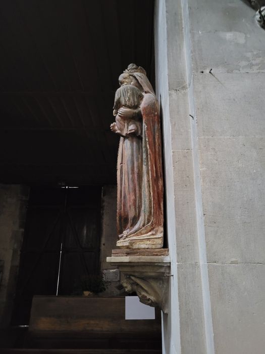 statue : Vierge à l'Enfant, profil gauche