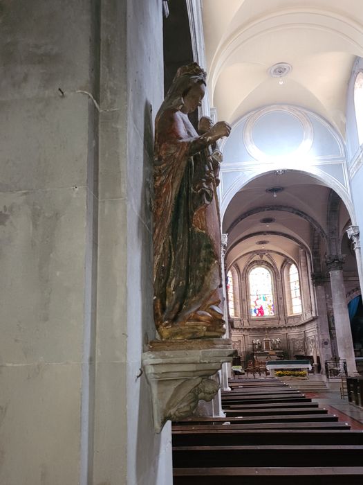 statue : Vierge à l'Enfant, profil droit