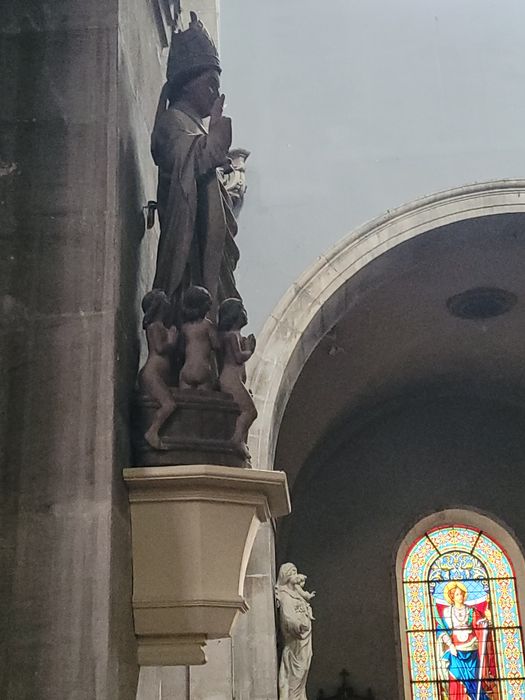 statue : Saint Nicolas, profil droit