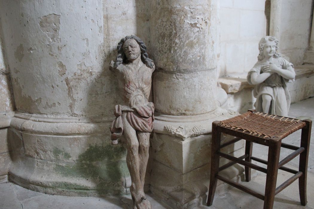 statue : Christ en croix