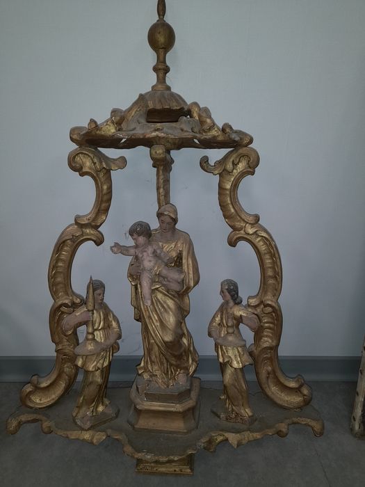 Bâton de procession : Vierge à l'Enfant, entre deux anges tenant des chandeliers (La)