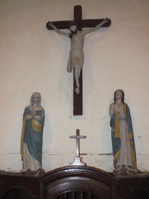 statue : Christ en croix, saint Jean, Vierge