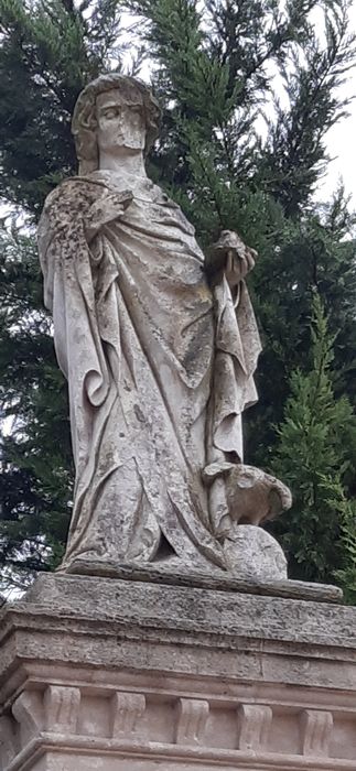 groupe sculpté : Saint Jean l'Évangéliste