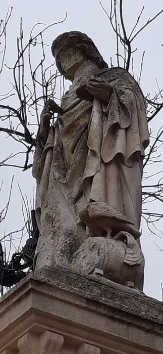 groupe sculpté : Saint Jean l'Évangéliste