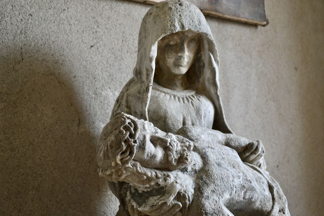 groupe sculpté : Vierge de Pitié, vue partielle