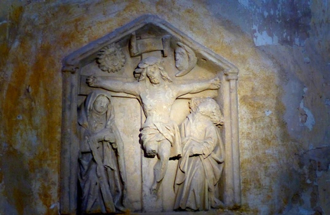 haut-relief : Christ en croix entre saint Jean et la Vierge