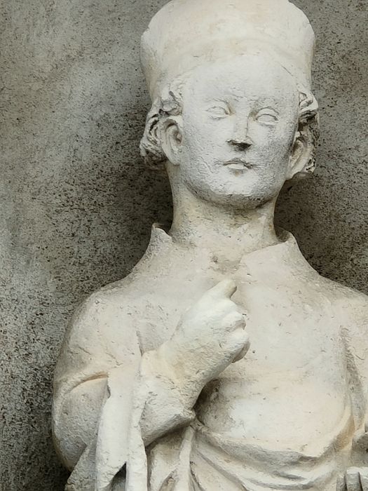 groupe sculpté : Saint Aignan, vue partielle