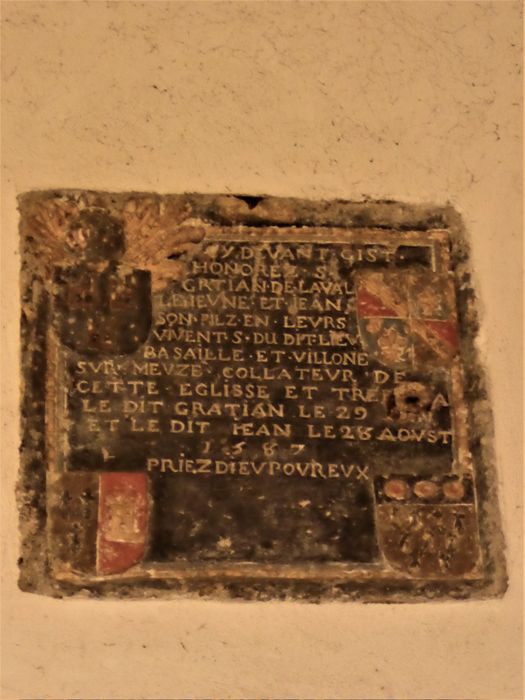 plaque funéraire (inscription funéraire) de Gratian de Laval, seigneur de Bazeilles et son fils Jean