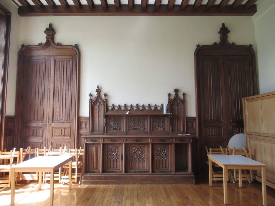 Salle à manger, vue partielle des lambris de revêtement