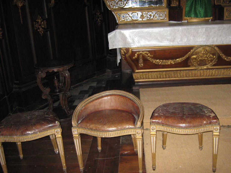 Fauteuil et deux tabourets