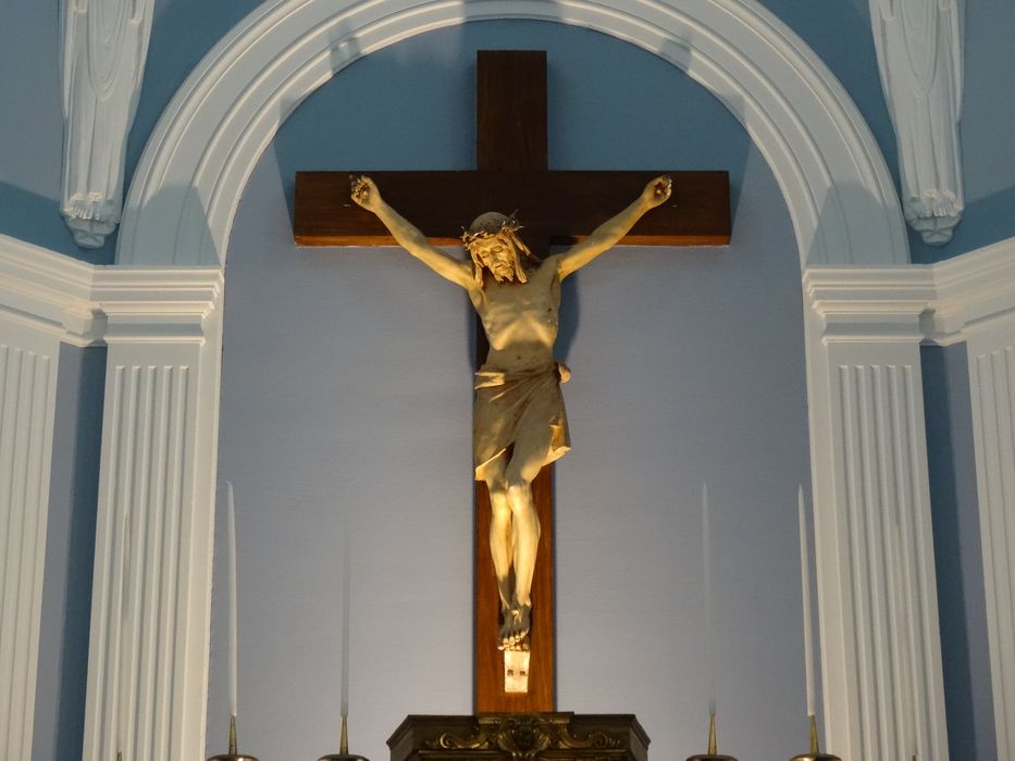 statue : Christ en croix