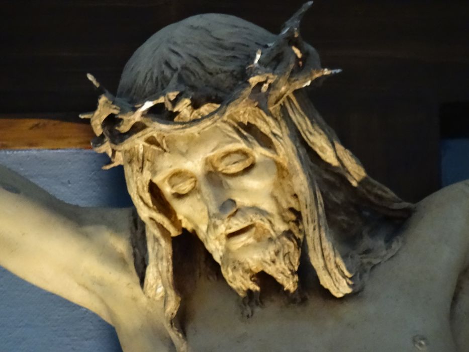 statue : Christ en croix, détail