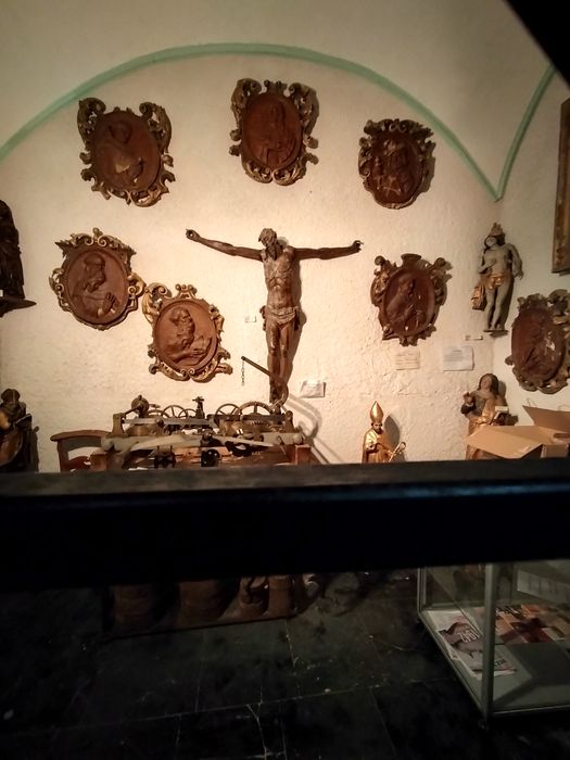 bas-reliefs (médaillons) : bustes de Saints