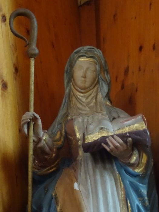 statue : Sainte abbesse ou sainte Olle, vue partielle