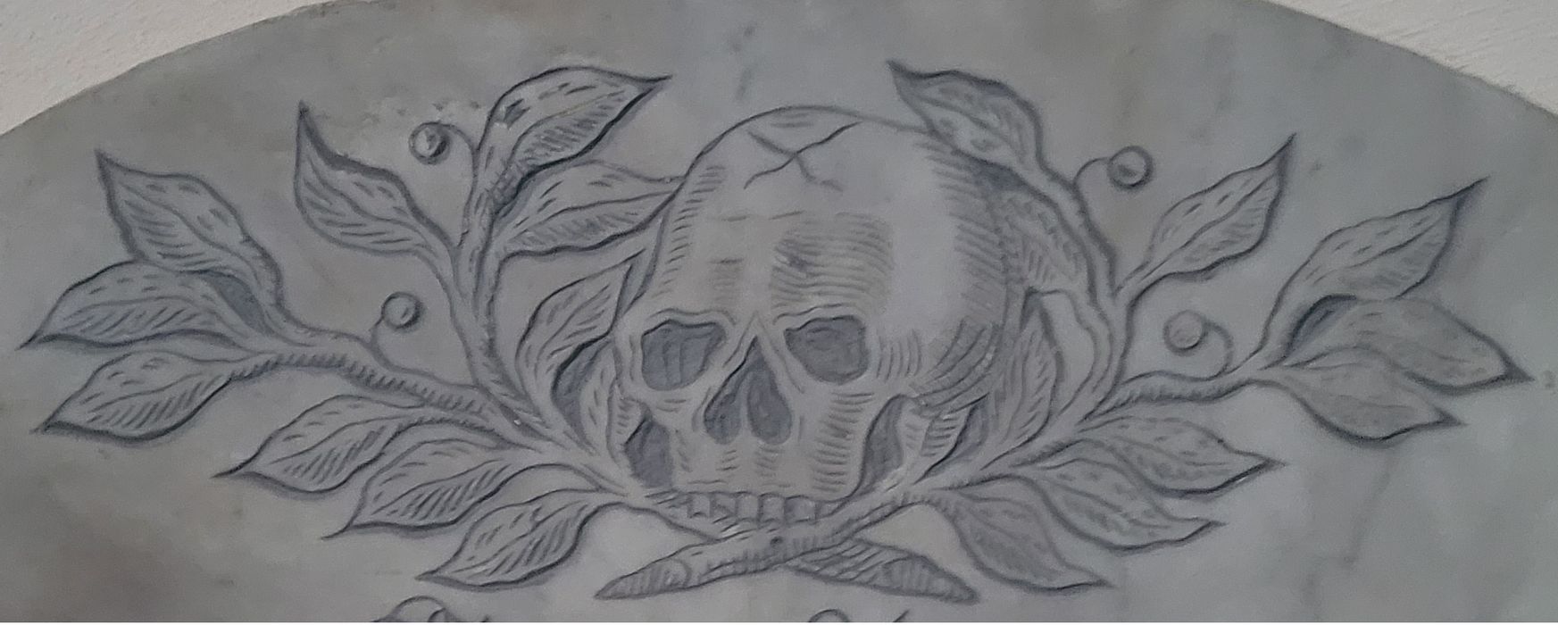 plaque funéraire de Marie-Thérèse du Chatel, détail