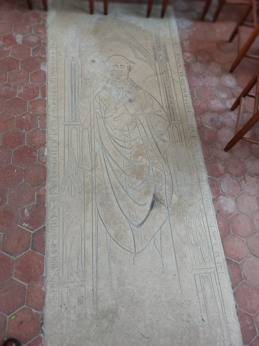 dalle funéraire à effigie gravée de l'abbé Michel de Catenoy