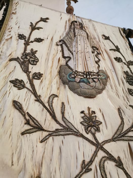 bannière de procession de la Vierge, vue partielle - © Ministère de la Culture (France), Collectif Objets – Tous droits réservés