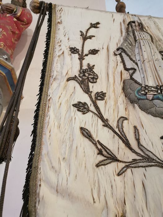 bannière de procession de la Vierge, vue partielle - © Ministère de la Culture (France), Collectif Objets – Tous droits réservés