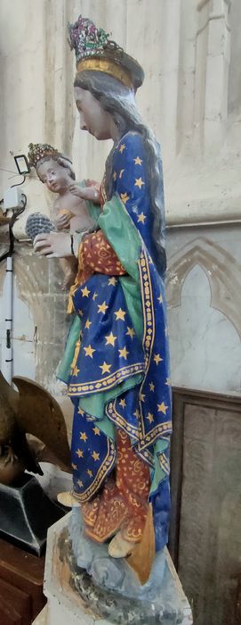 statue : Vierge à l'Enfant à la grappe