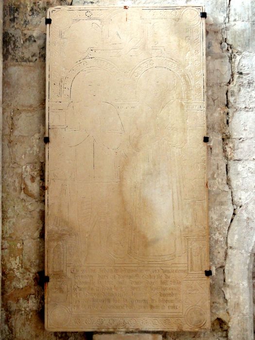 dalle funéraire à effigie gravée de Jean de Hédouville et de sa soeur