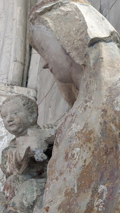 statue : Vierge à l'Enfant, détail