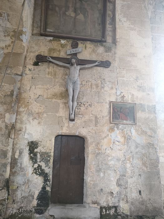 statue : Christ en croix
