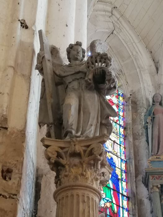 colonne n°1, statue avec les instruments de la Passion