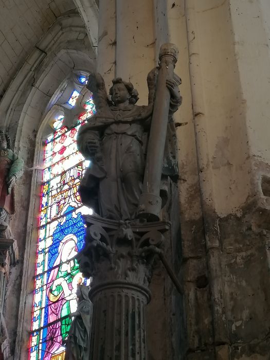 colonne n°2, statue avec les instruments de la Passion