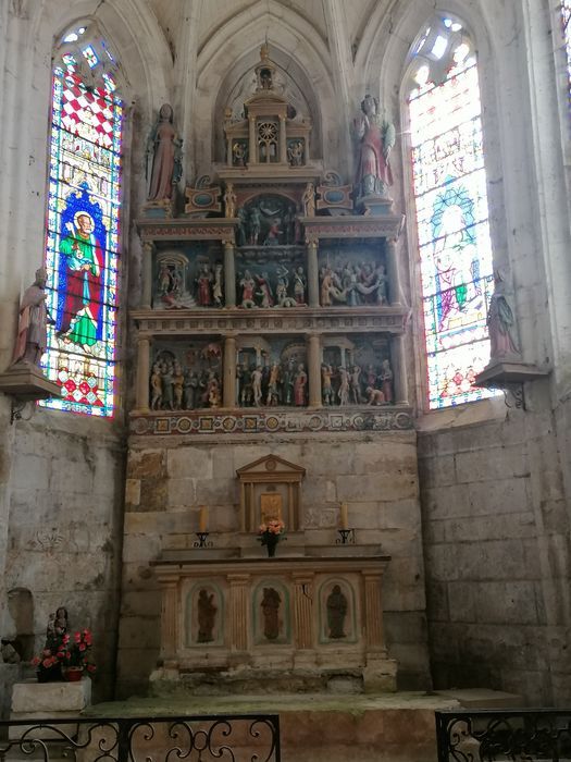 retable architecturé à panneau compartimenté et ses deux statues