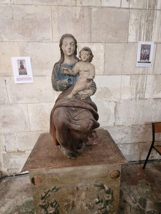 statue : Vierge à l'Enfant