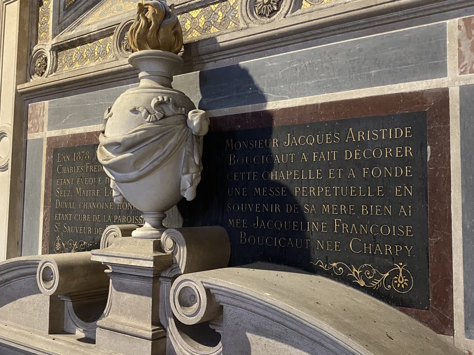 décor de la chapelle de la famille Boucicaut, détail de l’inscription