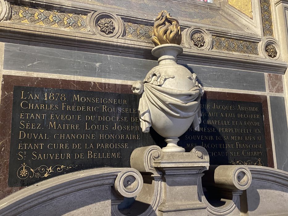 décor de la chapelle de la famille Boucicaut, détail de l’inscription