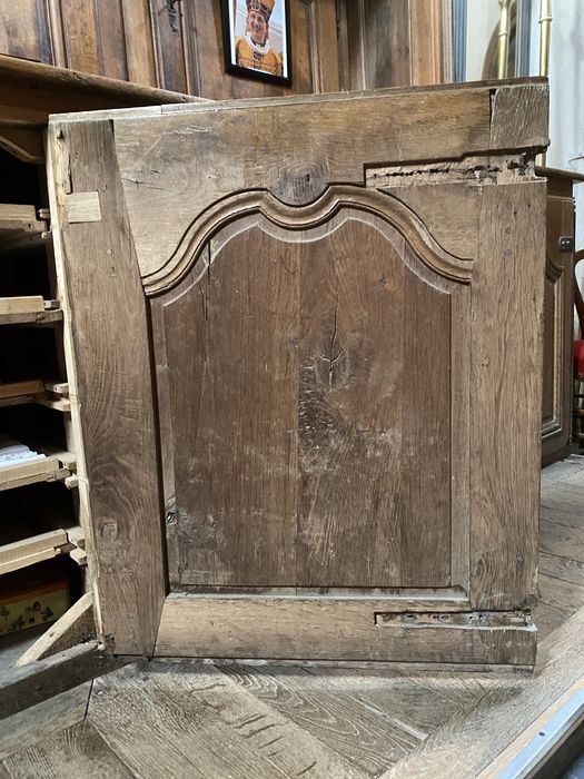 meuble de sacristie, détail du revers d’un vantail