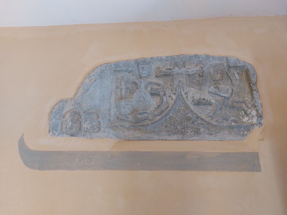 bas-relief : Crucifixion, sainte Barbe, Vierge de Pitié