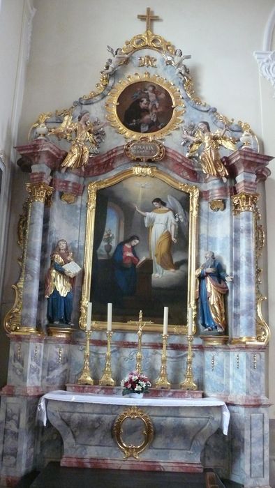 2 autels, 2 retables, 2 tableaux, 4 statues : Annonciation, saint Antoine de Padoue, la Mort de saint Joseph avec le Christ, la Vierge et trois anges, sainte Barbe, sainte Anne, saint Joachim, sainte Marguerite, sainte Catherine (autels secondaires)