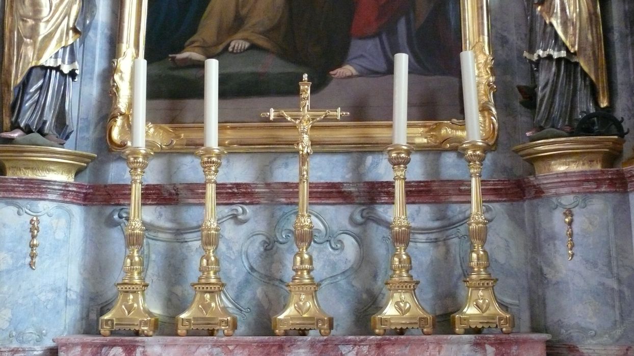 Ensemble de quatorze chandeliers et de deux croix d'autel (crucifix)