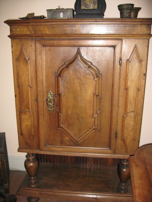 Buffet (armoire-dressoir à décor bastionné)