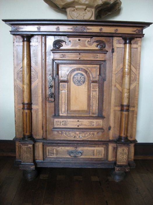 Buffet (armoire-dressoir armoriée à deux colonnes)