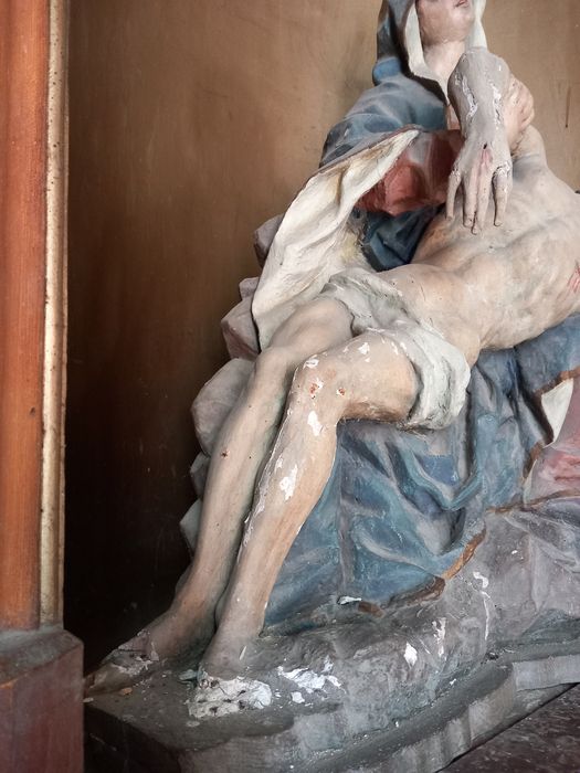 groupe sculpté : Vierge de Pitié, vue partielle