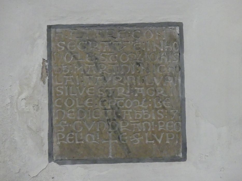 plaque commémorative de la consécration d'un autel