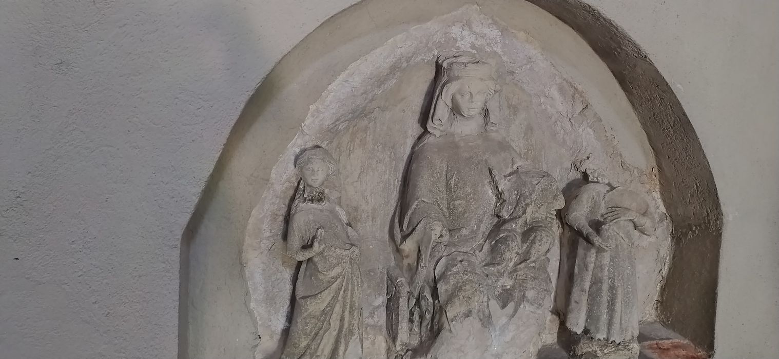 bas-relief : la Vierge à l'Enfant accompagnée d'anges