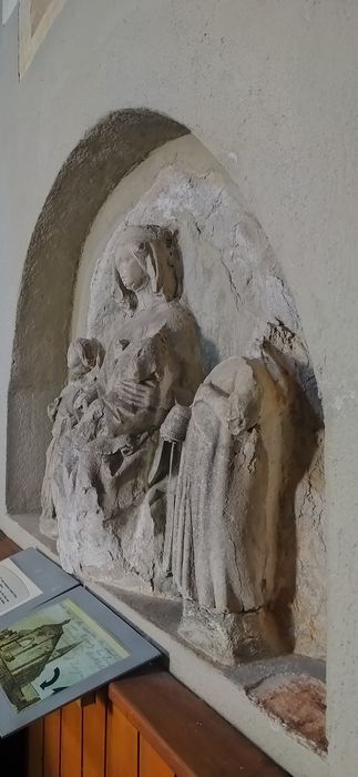 bas-relief : la Vierge à l'Enfant accompagnée d'anges