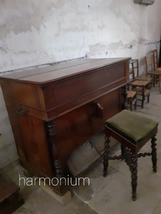 harmonium et tabouret