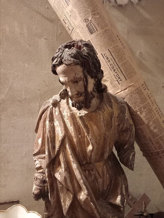 statue : Christ, vue partielle