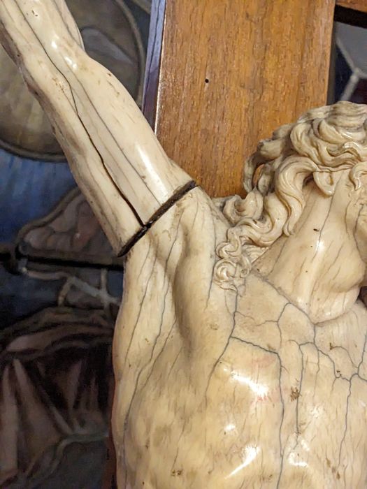 statue (statuette) : Christ en croix, détail