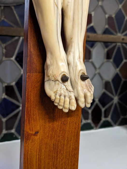 statue (statuette) : Christ en croix, détail