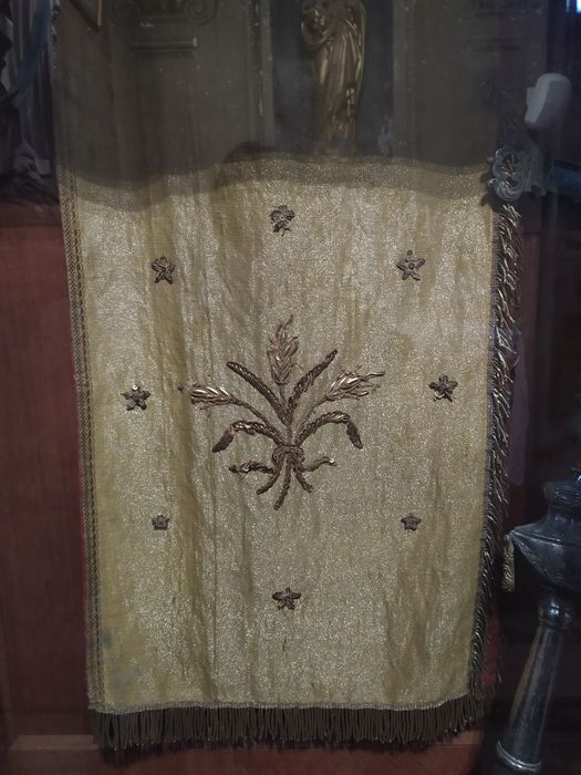 Ornement liturgique : chasuble, étole de clerc, manipule et voile de calice