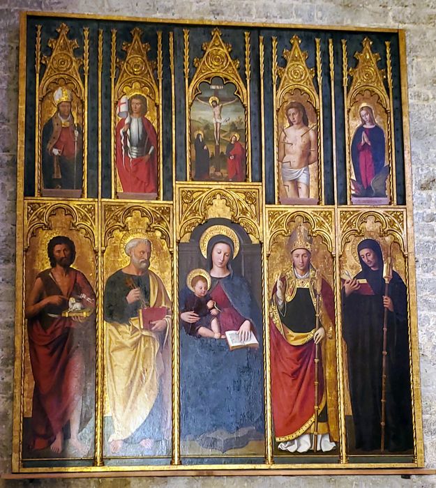 retable, tableaux : Vierge à l'Enfant entre saint Jean-Baptiste et saint Pierre, Un évêque et abbé, Le Christ en croix entre saint Jean et la Vierge, Saint Martin et saint Victor, Saint Sébastien et sainte Marguerite