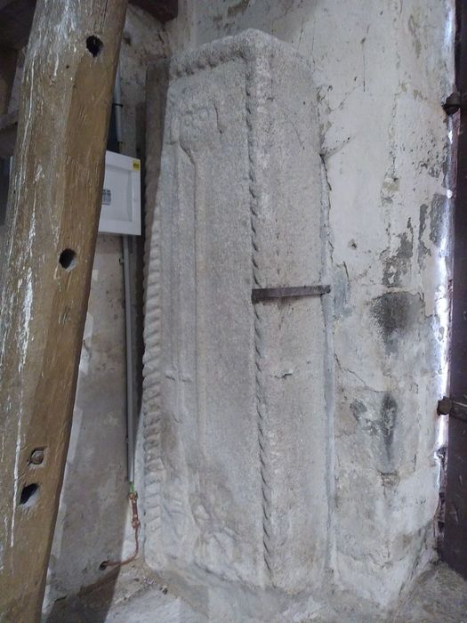 dalle funéraire d'un seigneur de la famille de Puylaurent